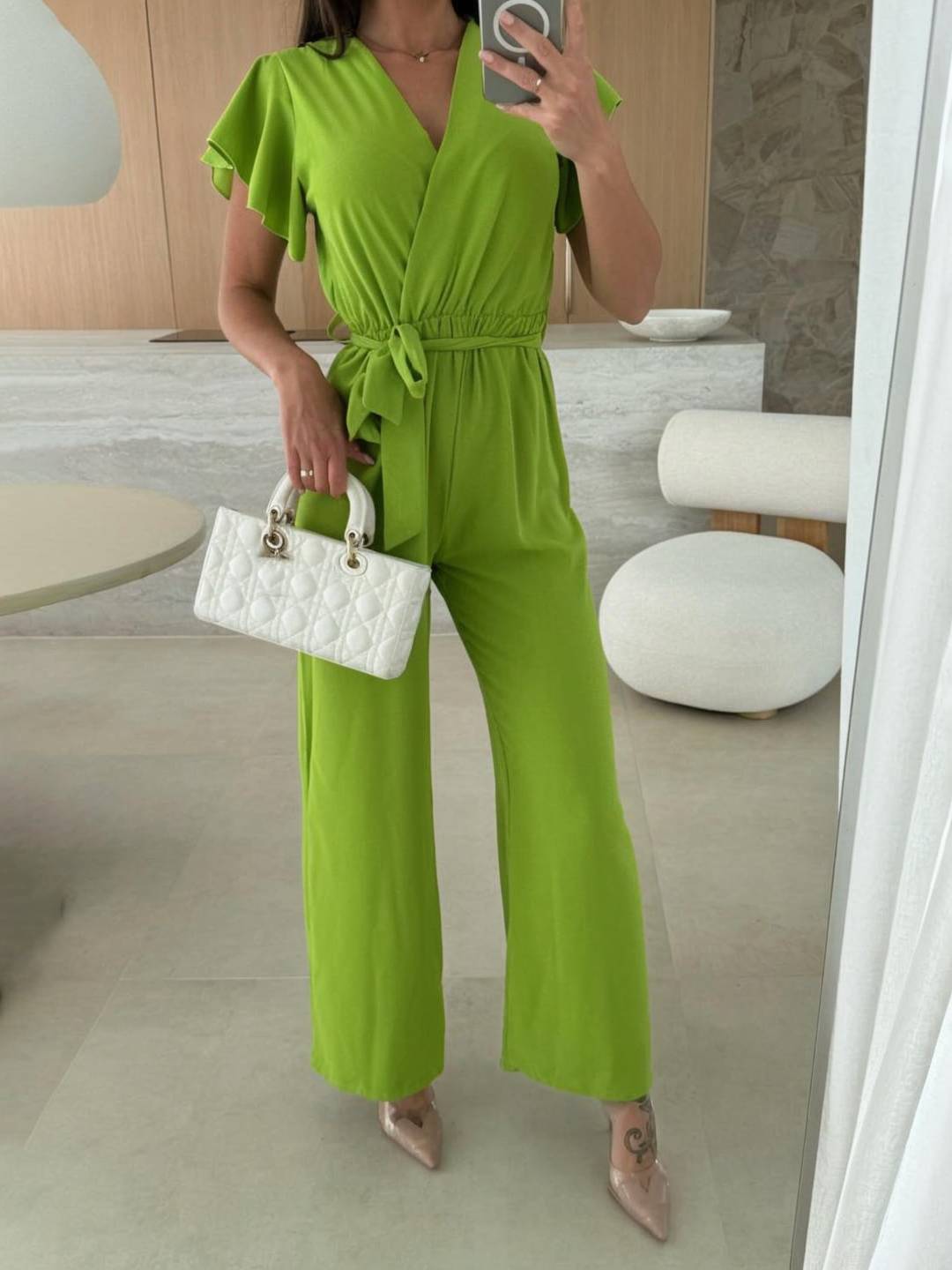 Paula | weit geschnittene Overalls mit ausgestelltem Bein, einfarbig, V-Ausschnitt, Gürtel, überlagerte Volants, lässig, für Damen
