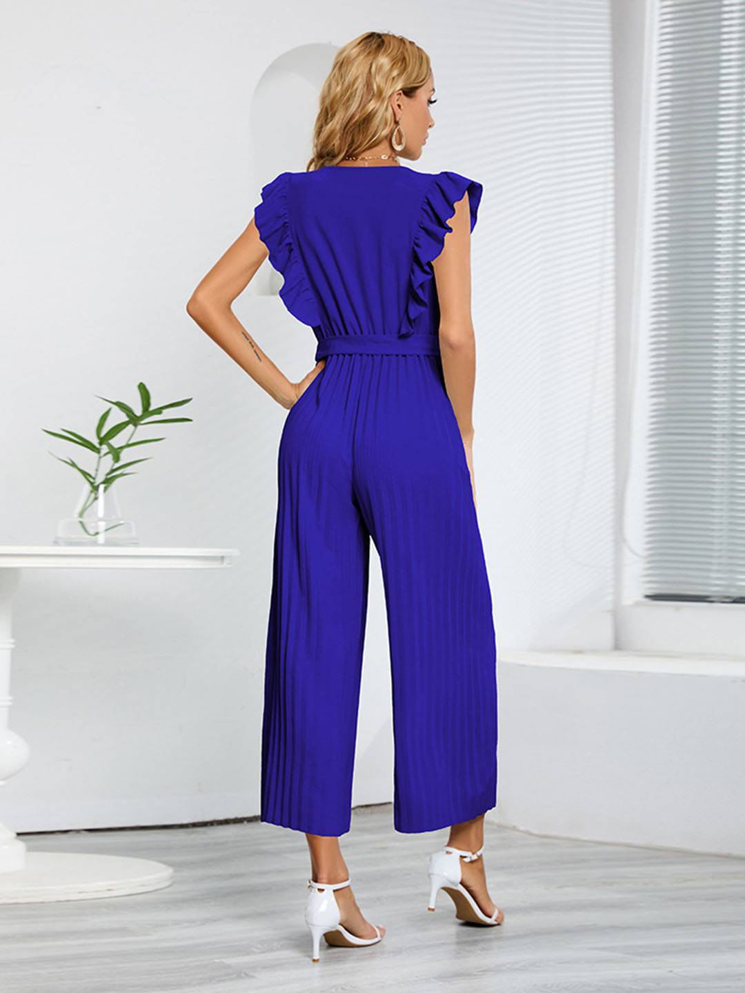 Sarah | Weite Hosenanzüge mit ausgestelltem Bein, V-Ausschnitt mit Rüschen, plissiertem Gürtel, ärmellos, elegant, boho, lässig