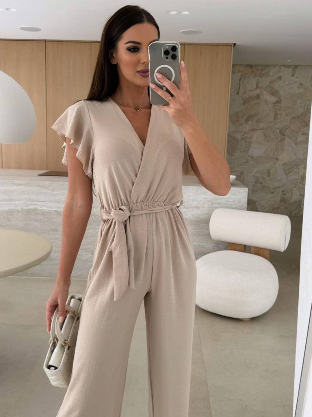 Paula | weit geschnittene Overalls mit ausgestelltem Bein, einfarbig, V-Ausschnitt, Gürtel, überlagerte Volants, lässig, für Damen